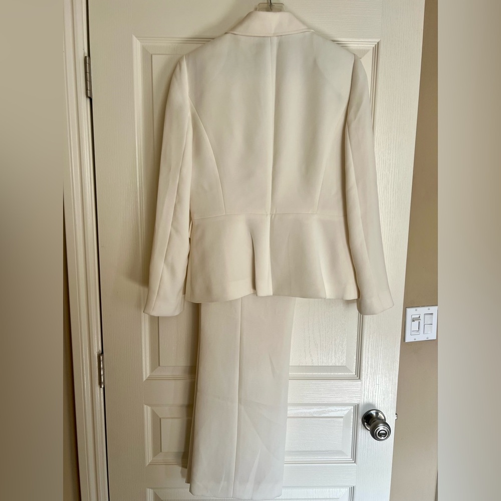 Tahari - Arthur S. Levine - Ivory/Cream Pant Suit - Size 8